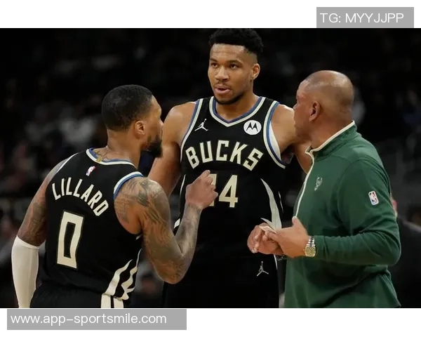 老友重聚利拉德与字母哥兄弟情深热聊共叙昔日辉煌时光 老友重聚利拉德与字母哥兄弟情深热聊共叙昔日辉煌时光